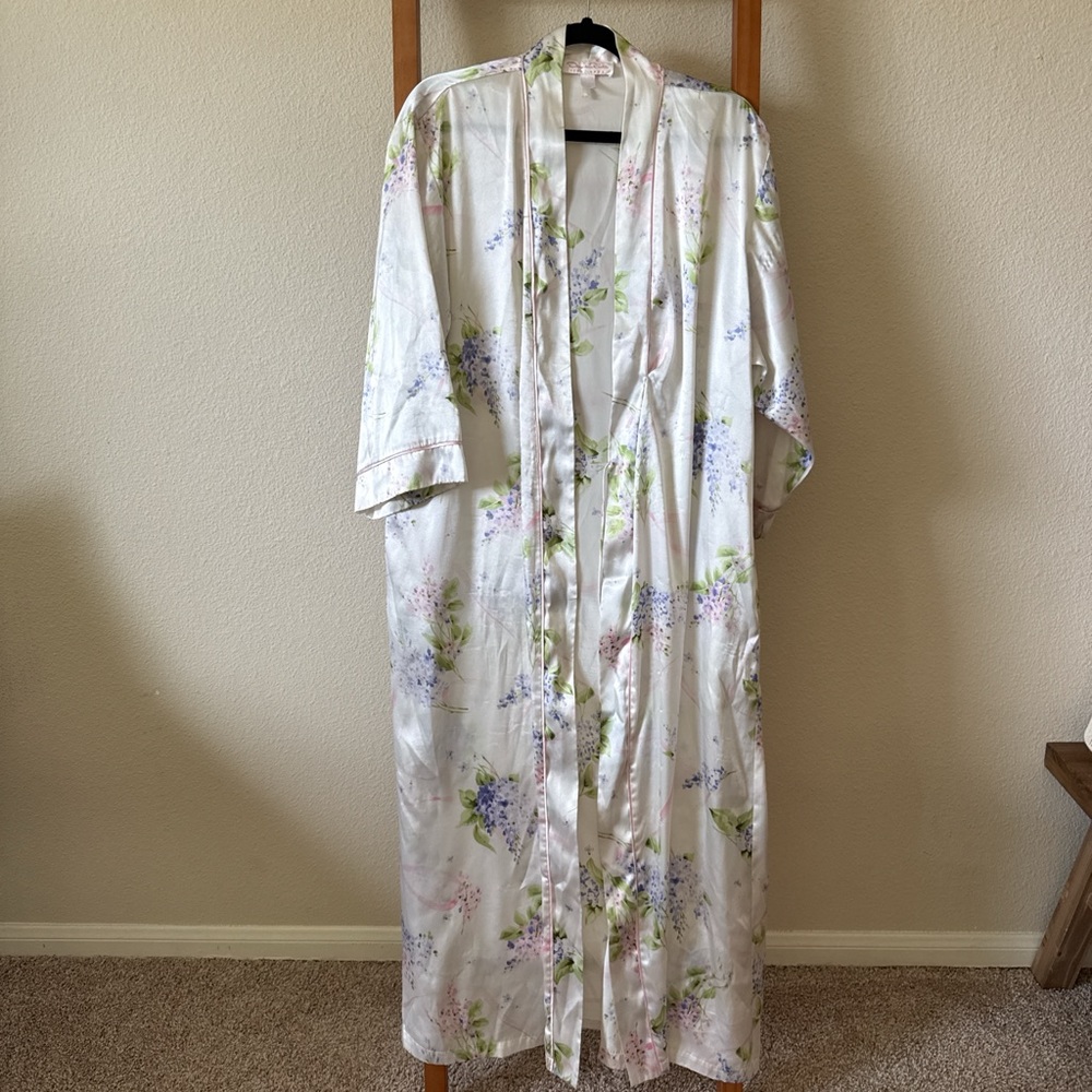 Vintage Oscar de la Renta, pink label Silky White Floral Long Kimono Robe
